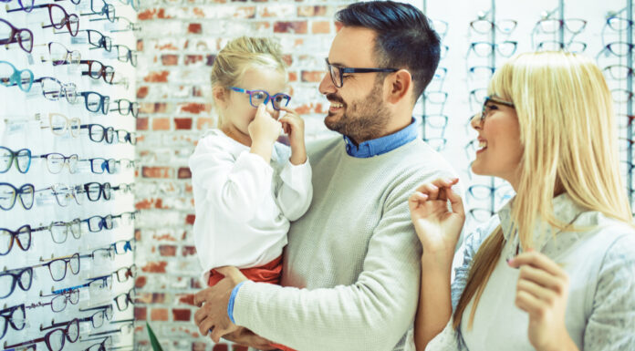 Szemüveges szülők szemüveges gyereke – így zajlik egy alapos szemészeti vizsgálat