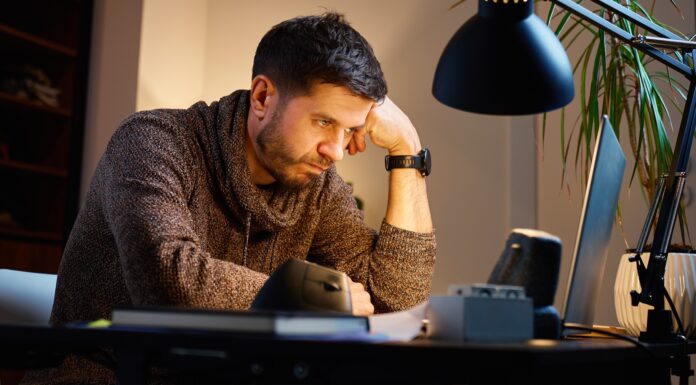 A digitális fáradtság: miért vagyunk kimerültek akkor is, ha egész nap csak ültünk?